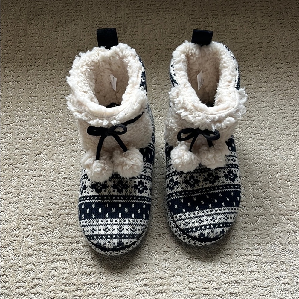 Cozy Muk Luk Black and Cream Slippers EUC szM(7-8)